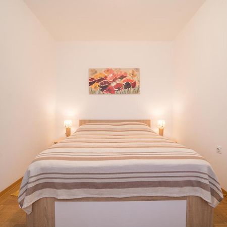 Red Karmenita Apartment Umag Exterior photo