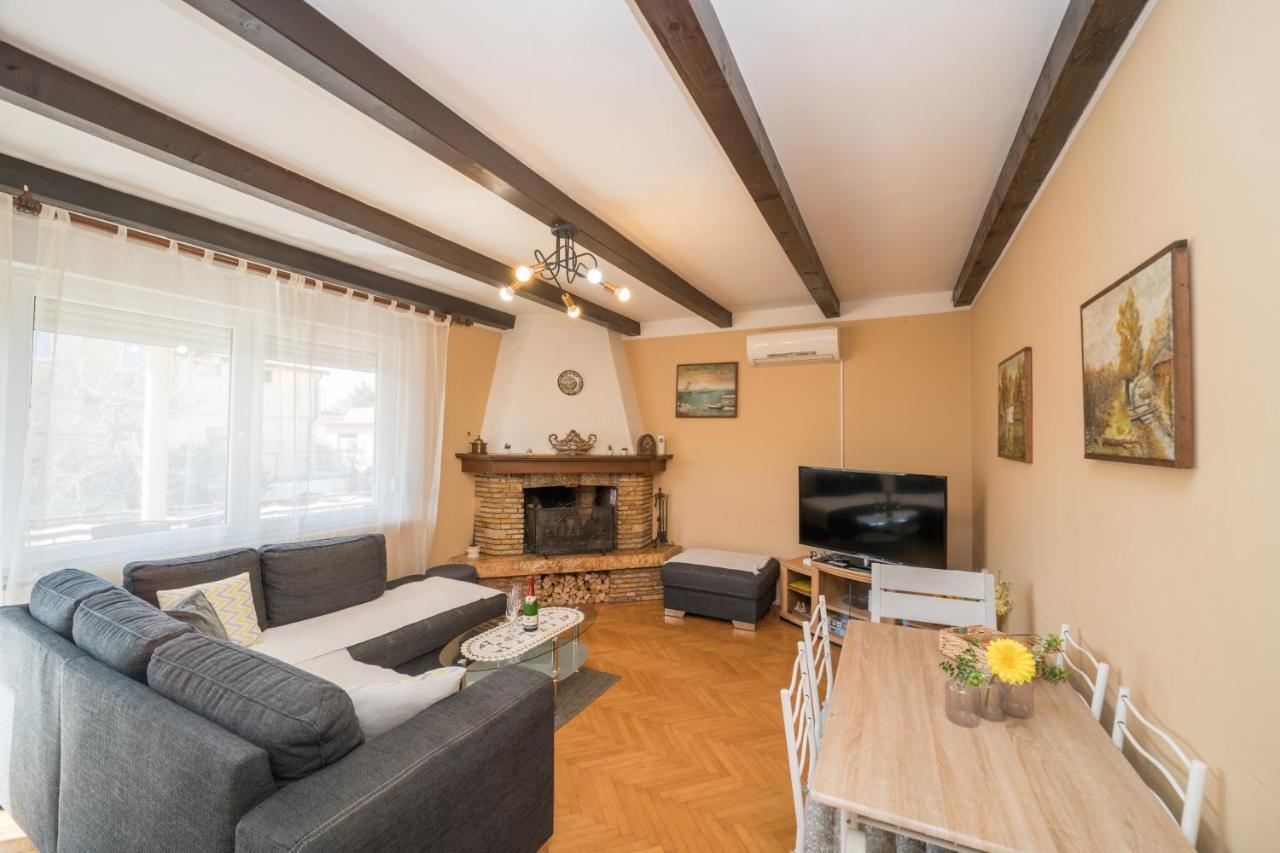 Red Karmenita Apartment Umag Exterior photo