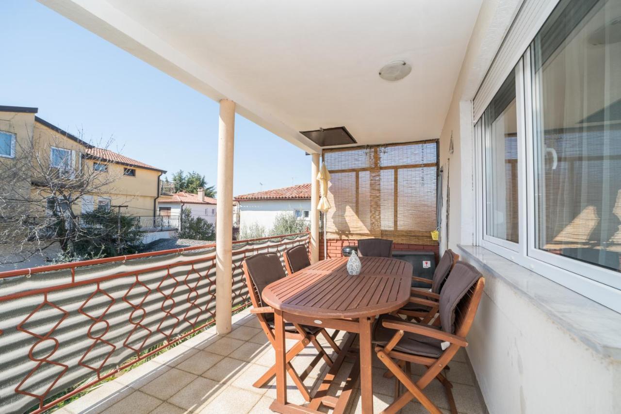 Red Karmenita Apartment Umag Exterior photo