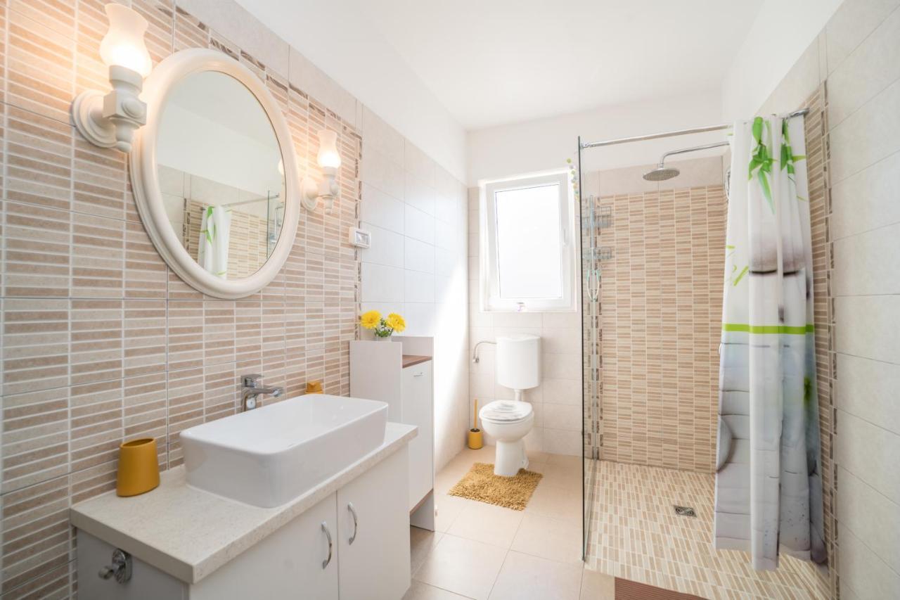 Red Karmenita Apartment Umag Exterior photo